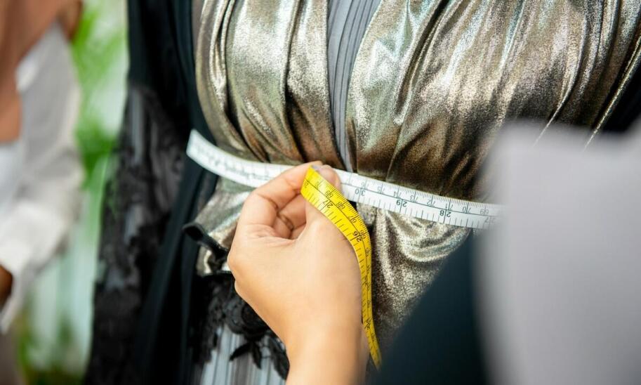 Jak dokładnie zmierzyć obwód i miseczkę w domu?