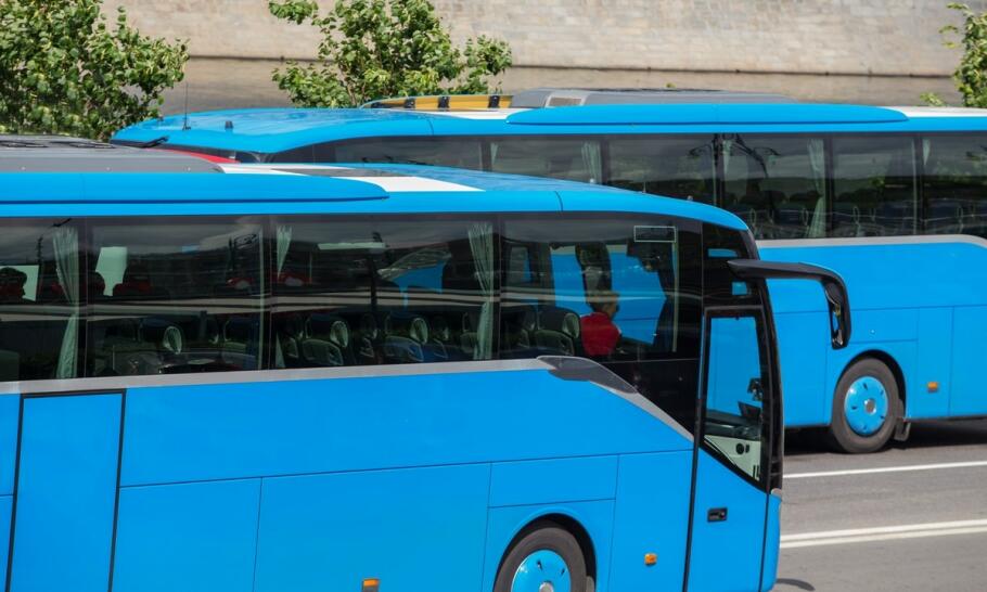 Wynajem autokarów: co wpływa na cennik w przypadku krótkoterminowego wynajmu?