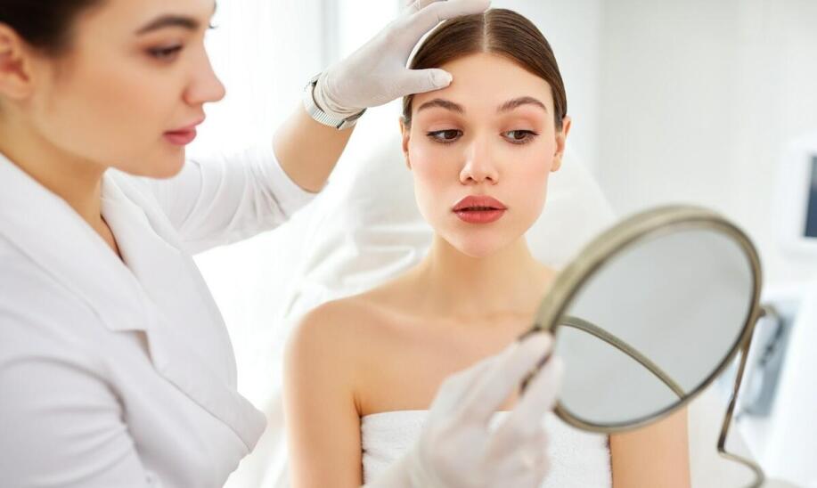 Proces konsultacji przed przeszczepem włosów: kluczowe pytania i odpowiedzi