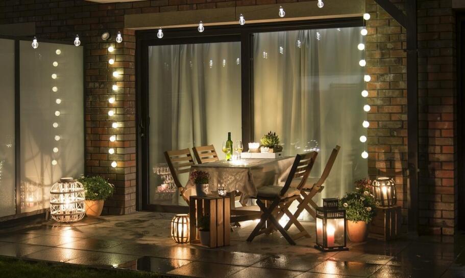 Lampiony ogrodowe drewniane jako centralny punkt wieczornych spotkań na tarasie
