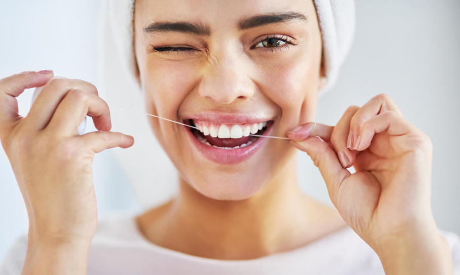 Nić dentystyczna i jej rola w pielęgnacji zębów Nić dentystyczna i jej rola w pielęgnacji zębów