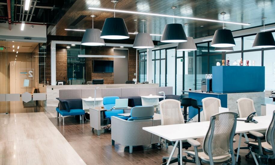 Projektowanie przestrzeni komercyjnych: jak biuro projektowe wnętrz tworzy miejsca sprzyjające biznesowi?