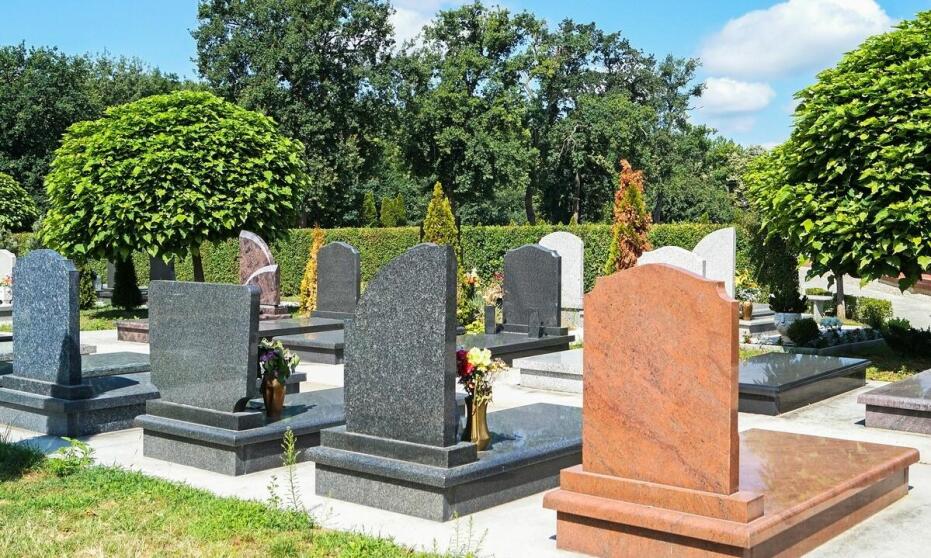 Jakie są najnowsze trendy w projektowaniu nagrobków w Monkach według Sobczak J. Zakład kamieniarski?