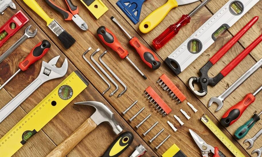 Jakie narzędzia są niezbędne w domowym warsztacie?