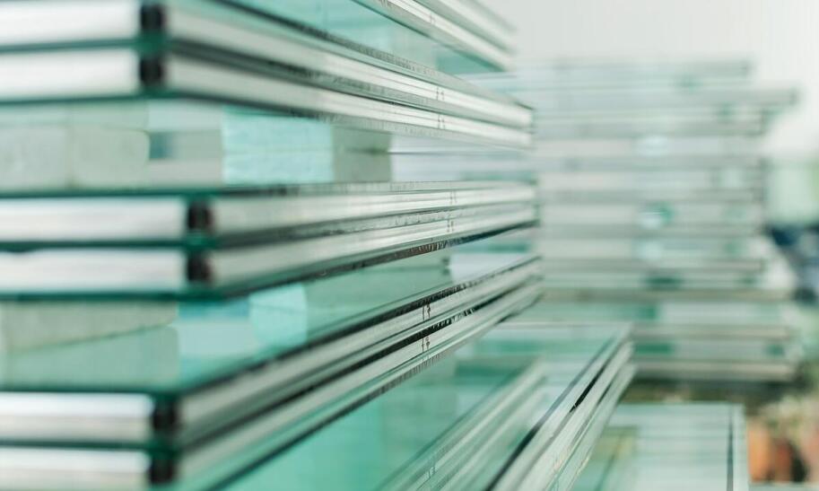 Czym jest szkło bezpieczne i jakie ma zastosowania