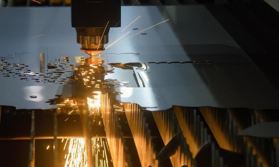 Jak cięcie laserowe wpływa na estetykę i funkcjonalność produktów z aluminium