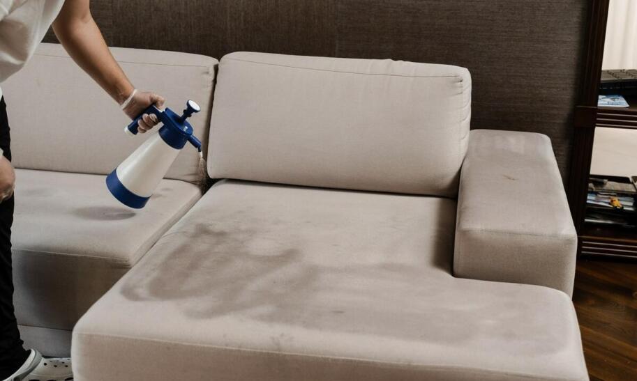 Jak usunąć plamy z krwi na materacu?