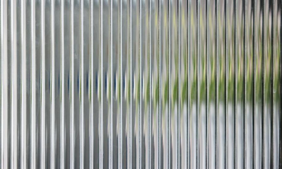 Jaka grubość poliwęglanu jest odpowiednia na zadaszenie?