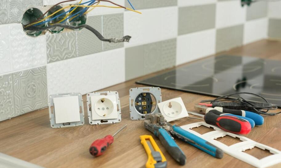 Jak zamontować żyrandol do sufitu z płyty gipsowej?