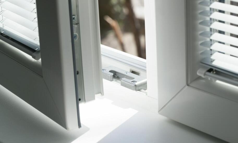 Jak zabezpieczyć okno dachowe przed dzieckiem?