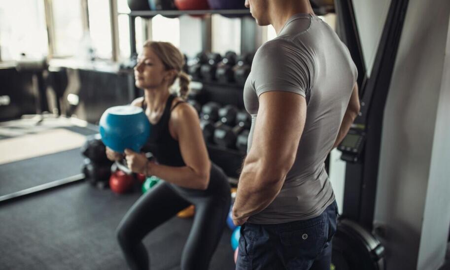 Wpływ trenera personalnego na motywację do regularnych ćwiczeń
