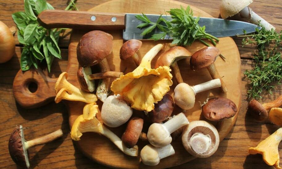 Czy grzyby warto gotować przed smażeniem?