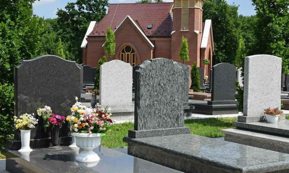 Znaczenie kwiatów na cmentarz i ich symbolika w tradycji pogrzebowej