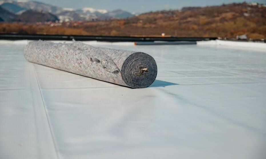 Dlaczego warto inwestować w wysokiej jakości systemy termoizolacyjne dla dachów płaskich?