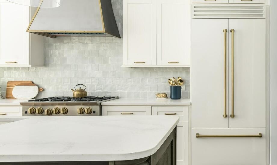 Kuchnie na wymiar: Innowacyjne rozwiązania dla małych przestrzeni