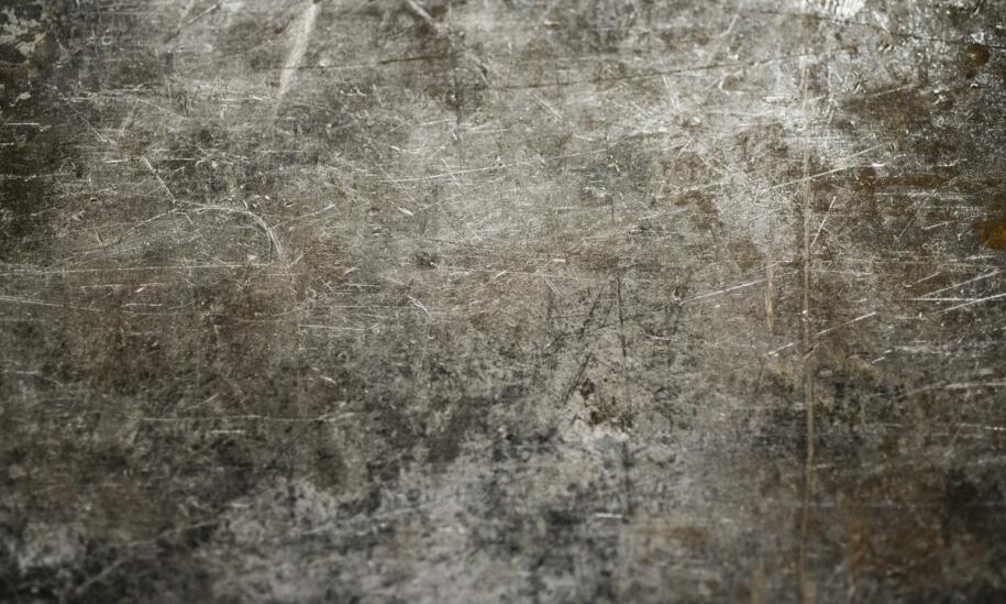 Jak skutecznie odnowić napis na pomniku, gdy litery stają się nieczytelne?