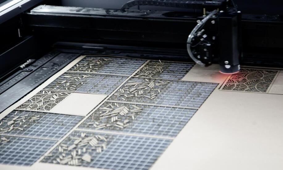 Frezowanie CNC i cięcie laserowe w produkcji elementów reklamowych