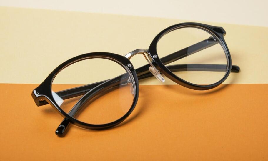 Dlaczego warto inwestować w szkła korekcyjne z powłoką antyrefleksyjną?