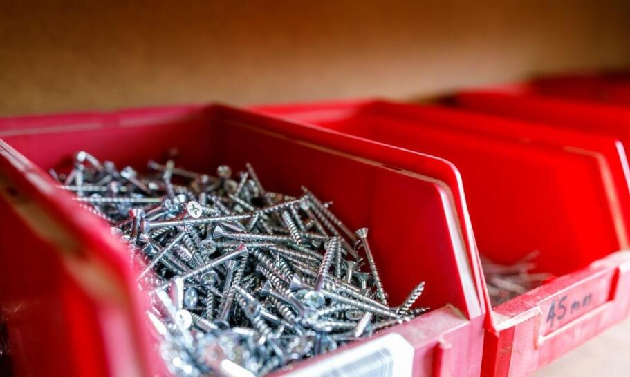 Jakie akcesoria zwiększą funkcjonalność regałów magazynowych?