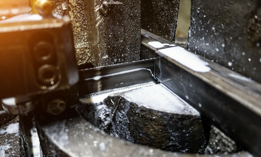 Procesy cięcia i gięcia w obróbce blacharskiej - jak dobrać najlepsze rozwiązania?