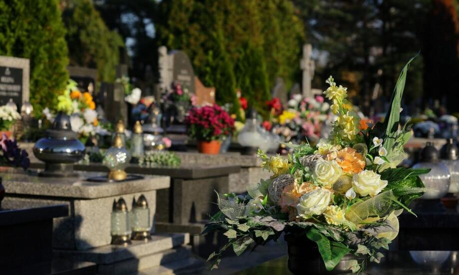 Jakie są najważniejsze elementy personalizacji ceremonii pogrzebowej?