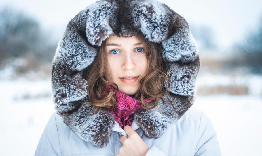 Warstwowy ubiór na zimę - jak łączyć swetry, kardigany, marynarki i płaszcze, by wyglądać stylowo