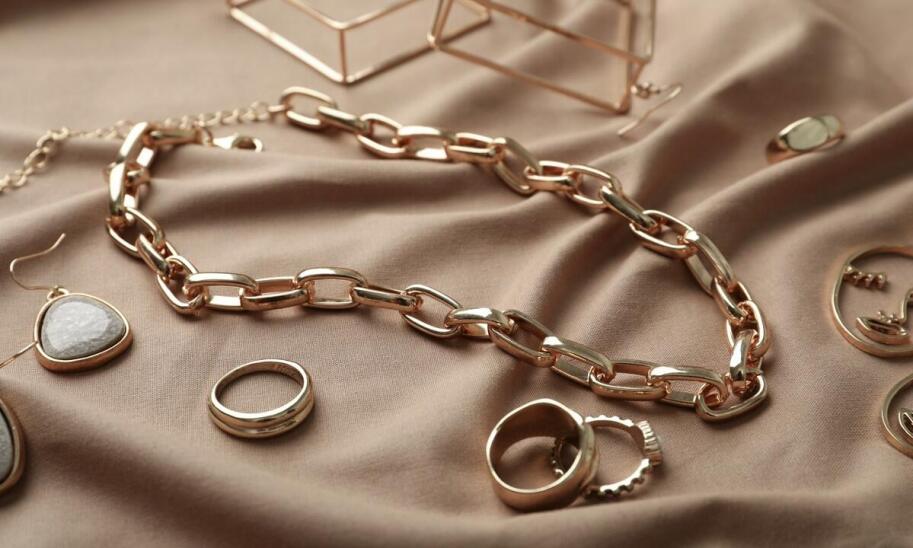 Jakie cechy wyróżniają drewniane torebki z łańcuszkiem na tle innych akcesoriów?