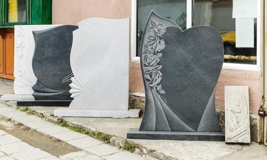 Jakie są różnice w pielęgnacji nagrobków z różnych materiałów?