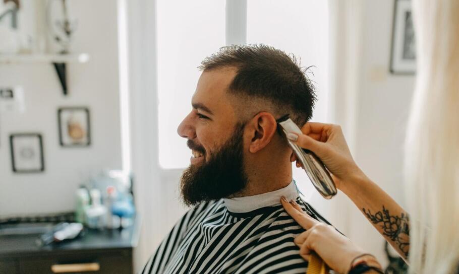 Jak barber w Niepołomicach dba o estetykę i zdrowie zarostu?