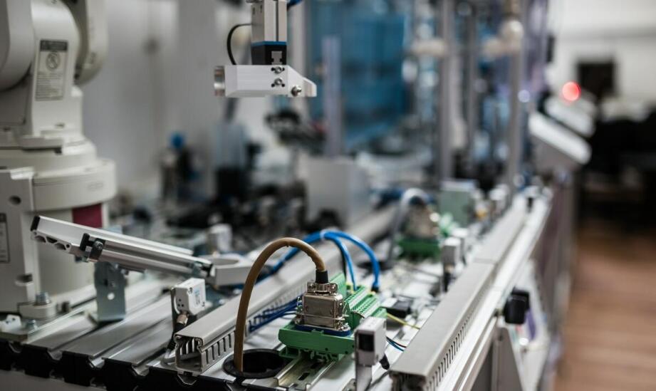 Czujniki temperatury jako niezbędny element monitorowania jakości powietrza w halach produkcyjnych