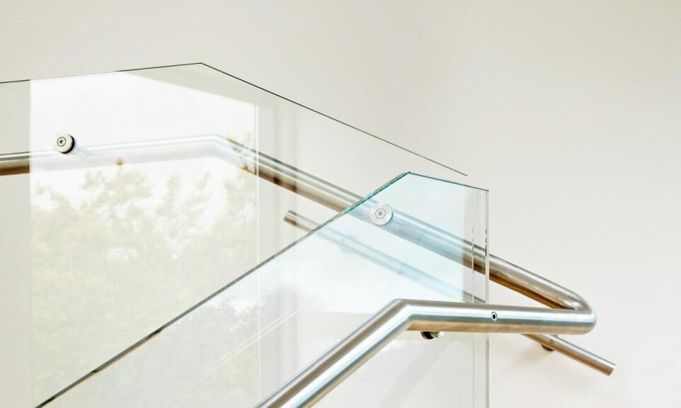 Zalety wyboru balustrad szklanych na wymiar dla domowych przestrzeni