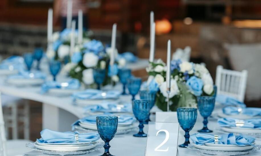 Rola tablic rejestracyjnych weselnych w tworzeniu spójnego wystroju uroczystości