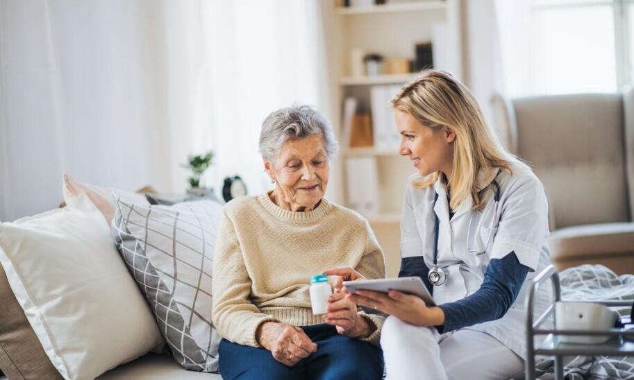 Jak opiekunowie medyczni wspierają leczenie przewlekłych schorzeń w domu?