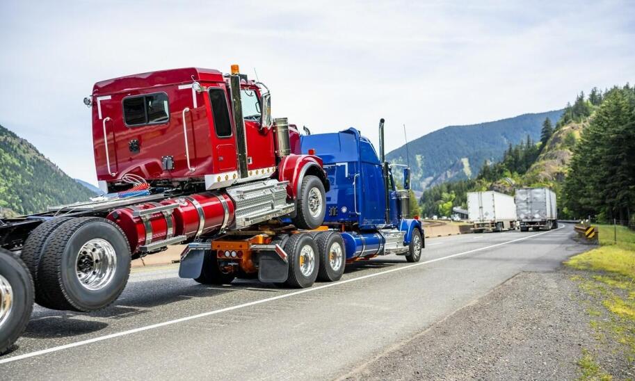 Jakie są różnice między standardowym a szybkim holowaniem przez pomoc drogową?