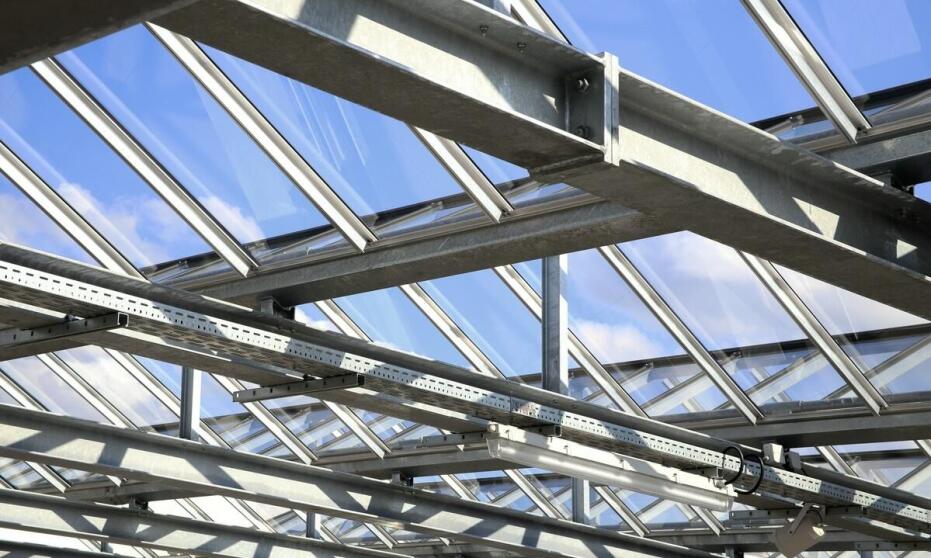 Jak urządzenia z metalu przyczyniają się do zwiększenia trwałości konstrukcji?