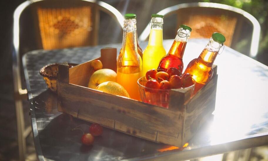 Wina i cydry w ofercie hurtowni piwa: co warto wiedzieć przed zakupem?