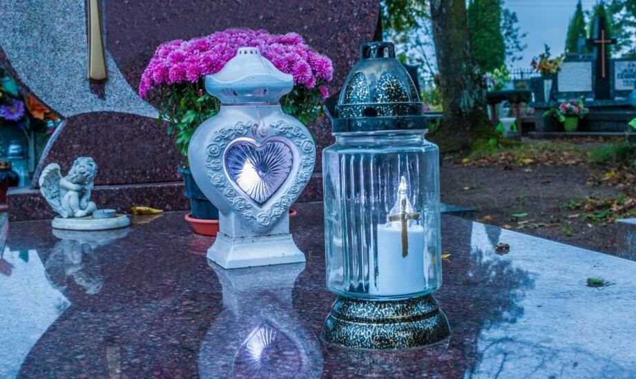 Rola tacek pod znicze w kompleksowej dekoracji nagrobków