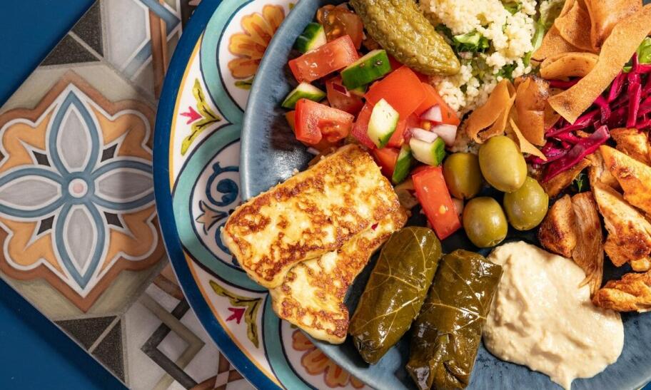 Odkryj tajemnice libańskiego tabbouleh – zdrowej sałatki z dostawą