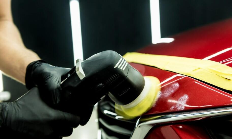 Rola profesjonalnego polerowania aut w przywracaniu pierwotnego blasku lakieru