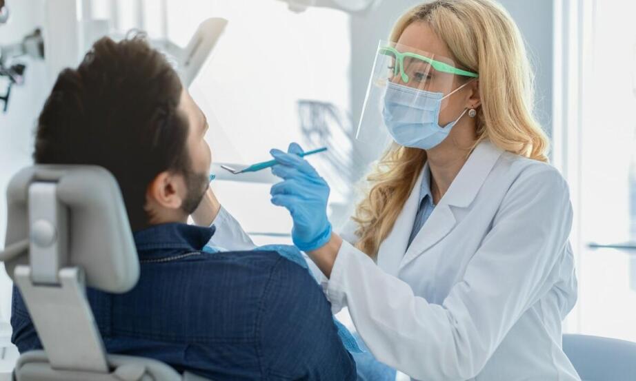 Dlaczego regularne wizyty kontrolne są ważne po zabiegu implantologicznym?