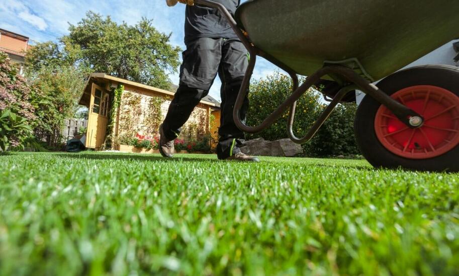 Mulczowanie jako kluczowy element w porządkowaniu działek