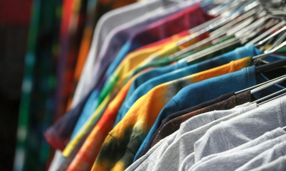 Gdzie kupić sukienki ciążowe w sklepach stacjonarnych i online?