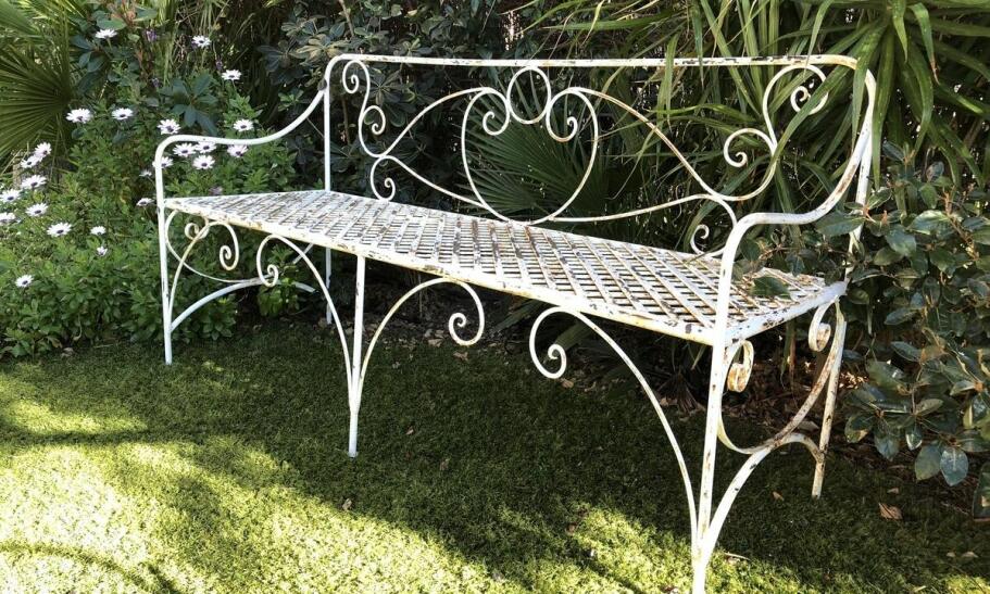 Odporność białej ławki drewnianej na czynniki atmosferyczne – co warto wiedzieć?