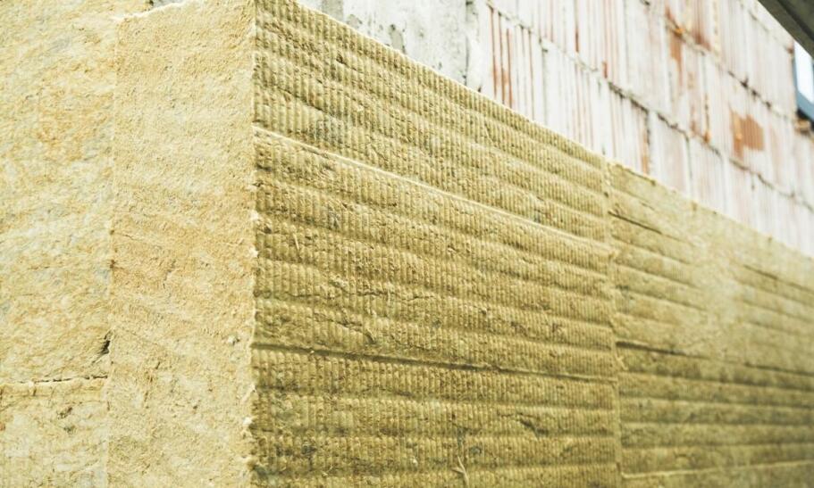 Jak materiały termoizolacyjne pomagają w obniżeniu kosztów ogrzewania?
