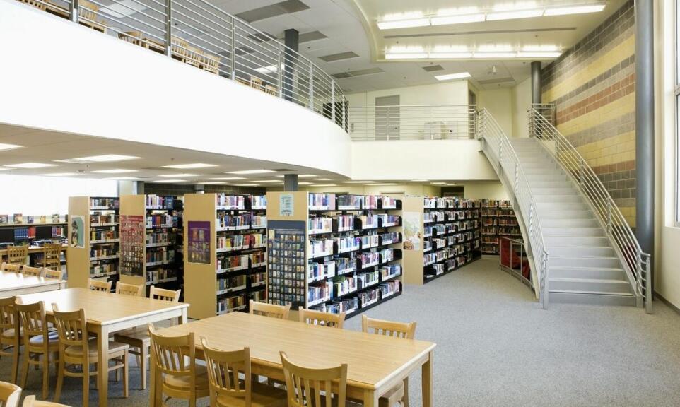 Jak odpowiednio zorganizować przestrzeń za pomocą regałów w bibliotece szkolnej?