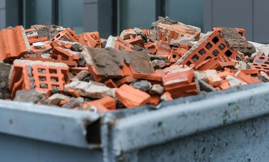 Jak pozbyć się gruzu po wyburzeniu?