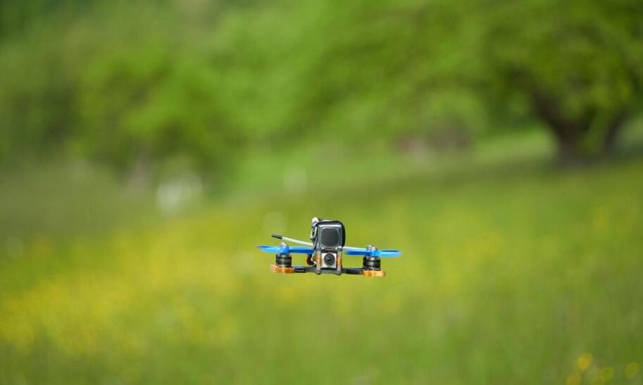 Na jakiej wysokości można latać dronem?