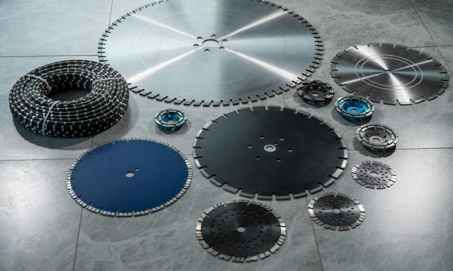 Jaki silnik wybrać do łodzi o masie 800 kg?