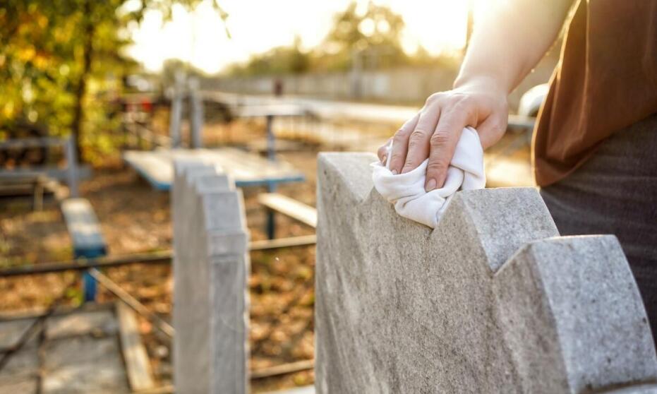 Proces renowacji starych nagrobków elk