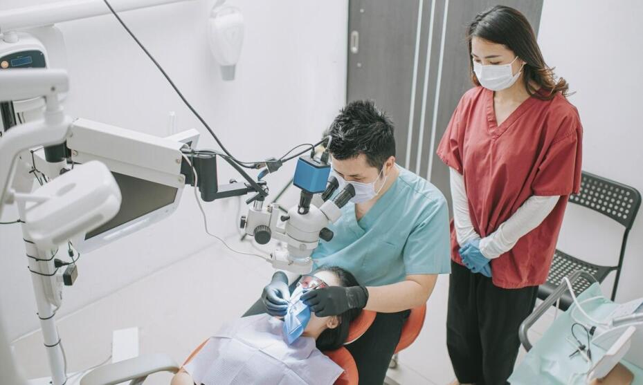 Zalety stosowania narkozy podczas zabiegów chirurgii zębów